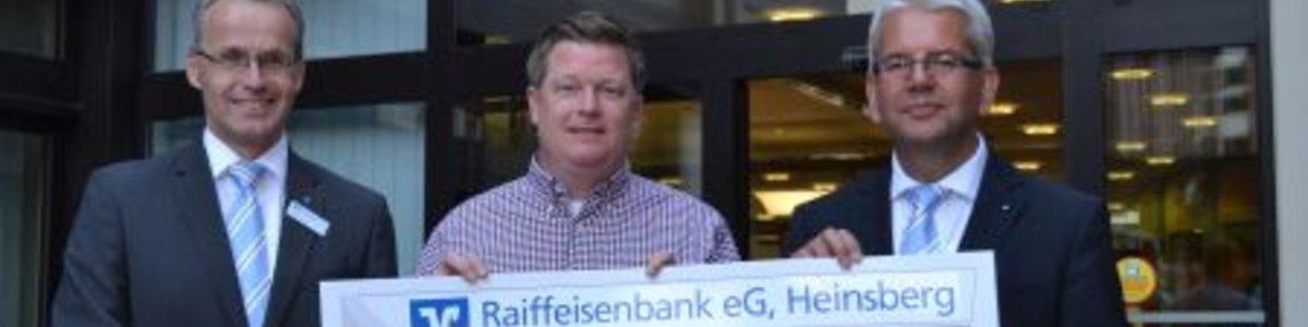 Raiffeisenbank überreicht Scheck